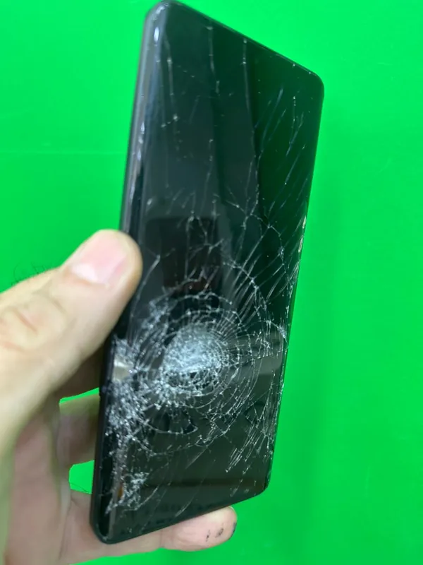 Tela de celular trincada antes do reparo — HelpCell Araraquara