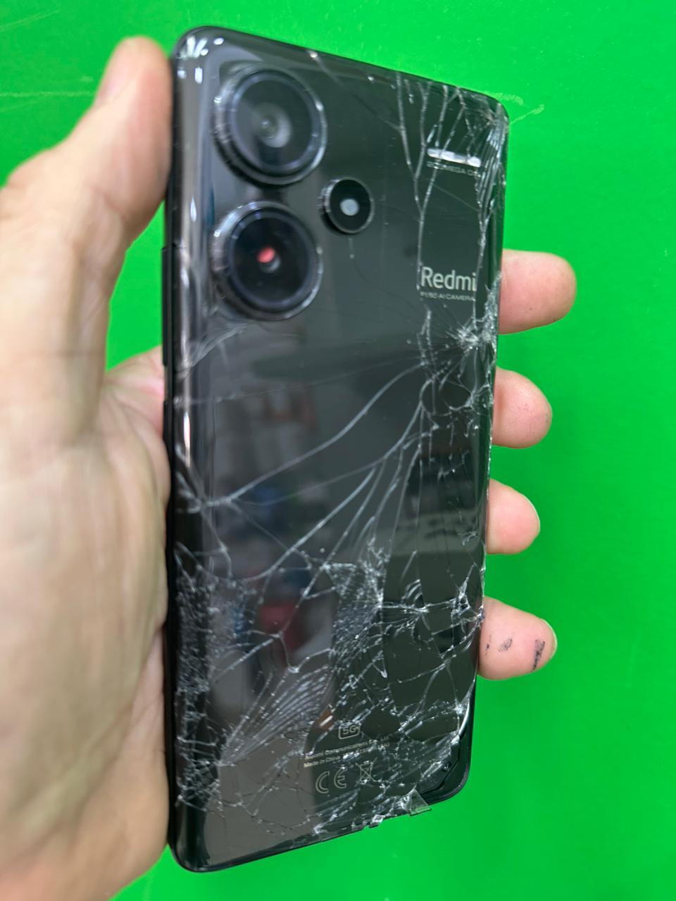 Tampa traseira de Xiaomi Redmi trincada antes do reparo — HelpCell Araraquara