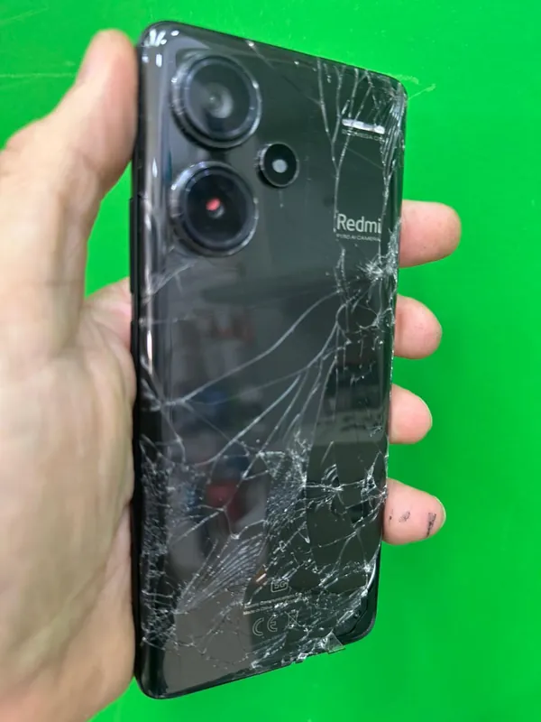 Tampa traseira de Xiaomi Redmi trincada antes do reparo — HelpCell Araraquara