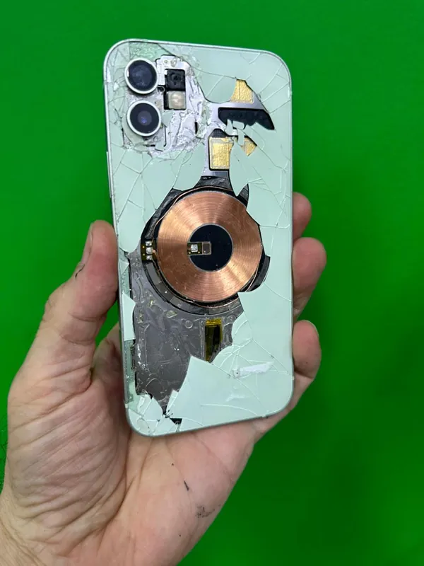 Traseira de iPhone 12 destruída antes do reparo — HelpCell Araraquara