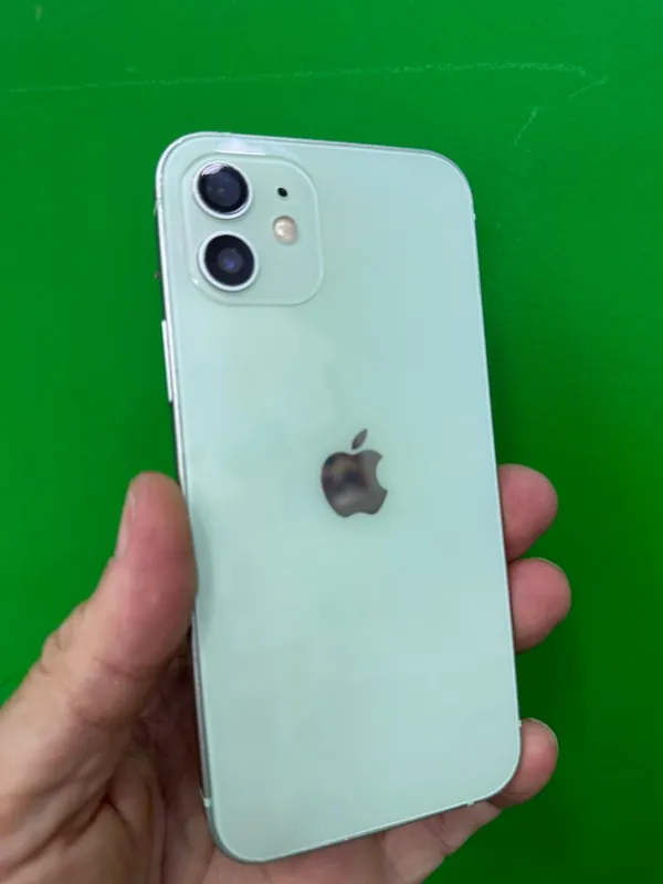 iPhone 12 com vidro traseiro novo após reparo — HelpCell Araraquara