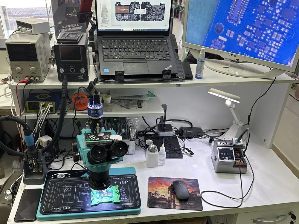 Bancada de reparo da HelpCell com microscópio e estação de solda para conserto de placa
