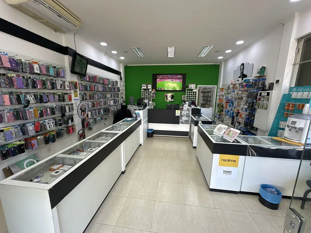 Interior da loja HelpCell com capas, acessórios e balcão de atendimento