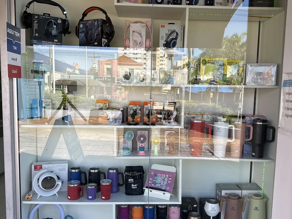 Vitrine da HelpCell com fones, caixas de som e acessórios